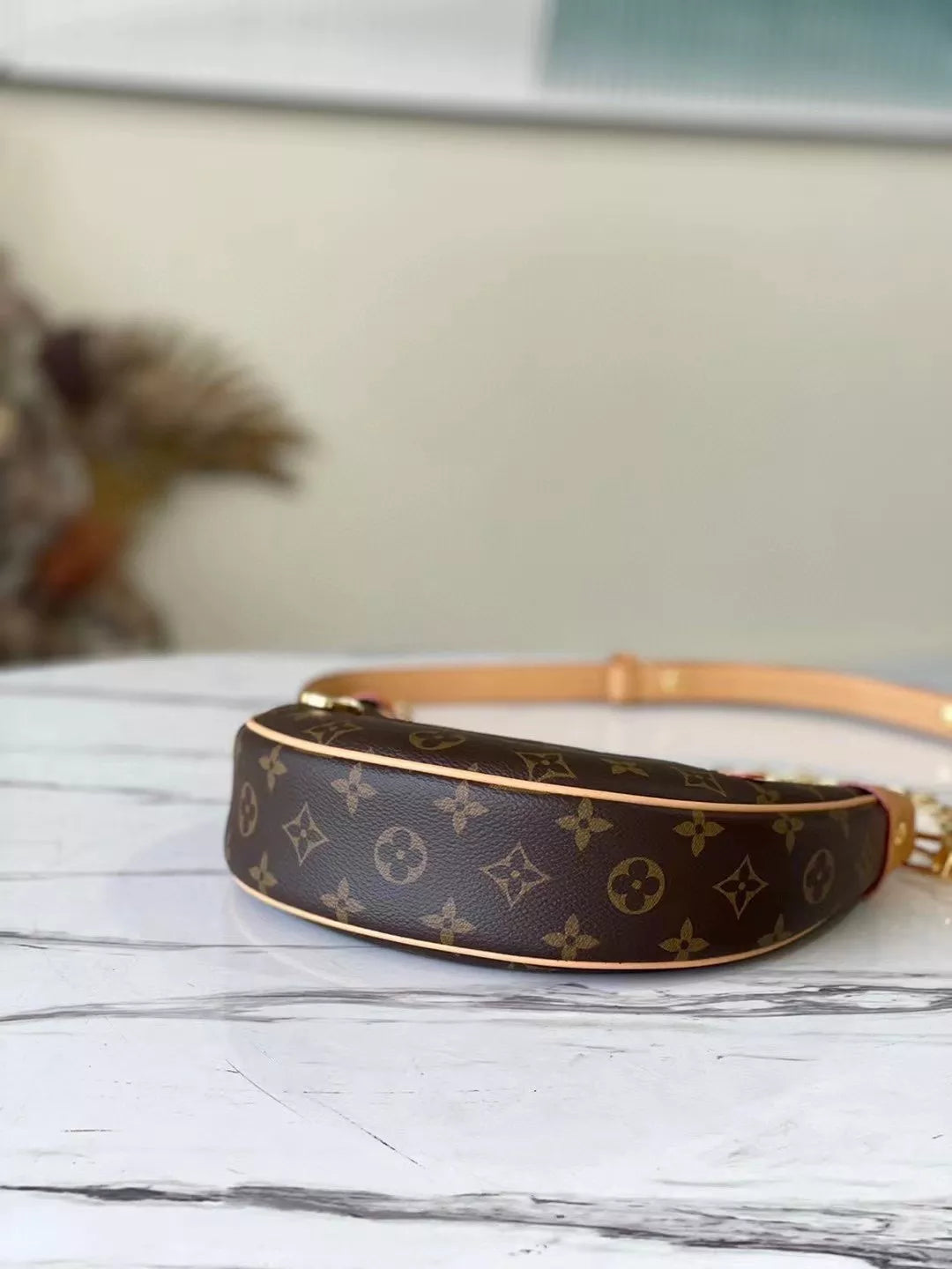 LOUIS VUITTON 23*13*6CM LOOP HALF MOON SHAPED STAFF BAG