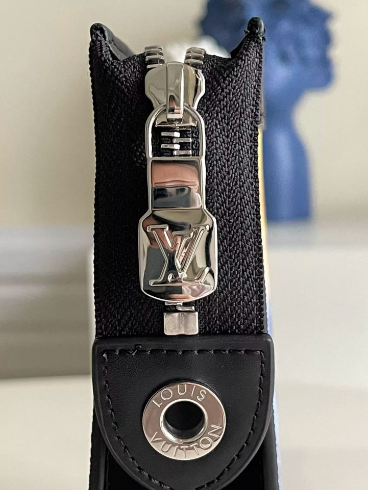 LOUIS VUITTON 27 X 21 X 6 CM POCHETTE VOYAGE MONOGRAM