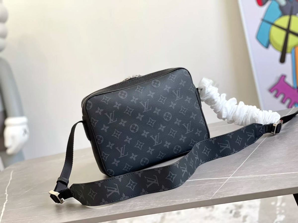 LOUIS VUITTON 29.5X20X10.5CM OUTDOOR MONOGRAM TAÏGA