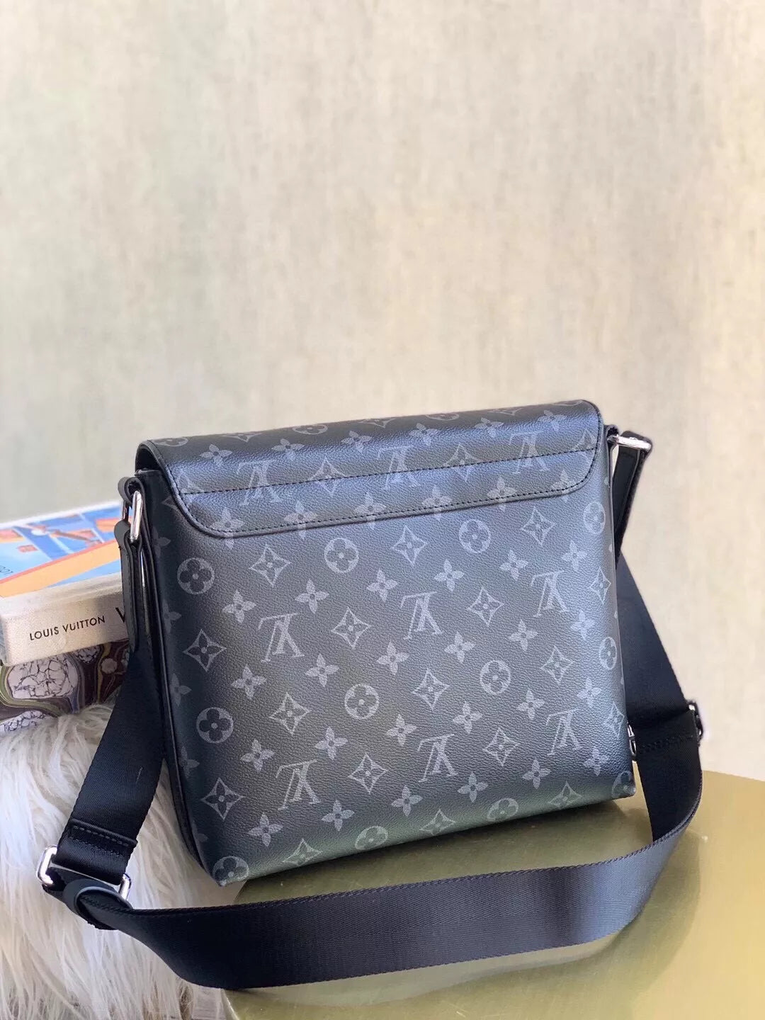 LOUIS VUITTON 25*20*7CM DISTRICT PM