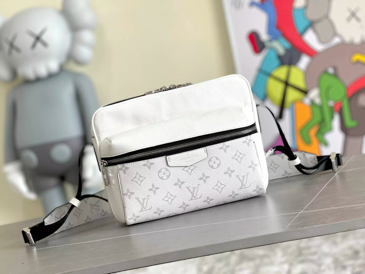LOUIS VUITTON 29.5X20X10.5CM OUTDOOR MONOGRAM TAÏGA