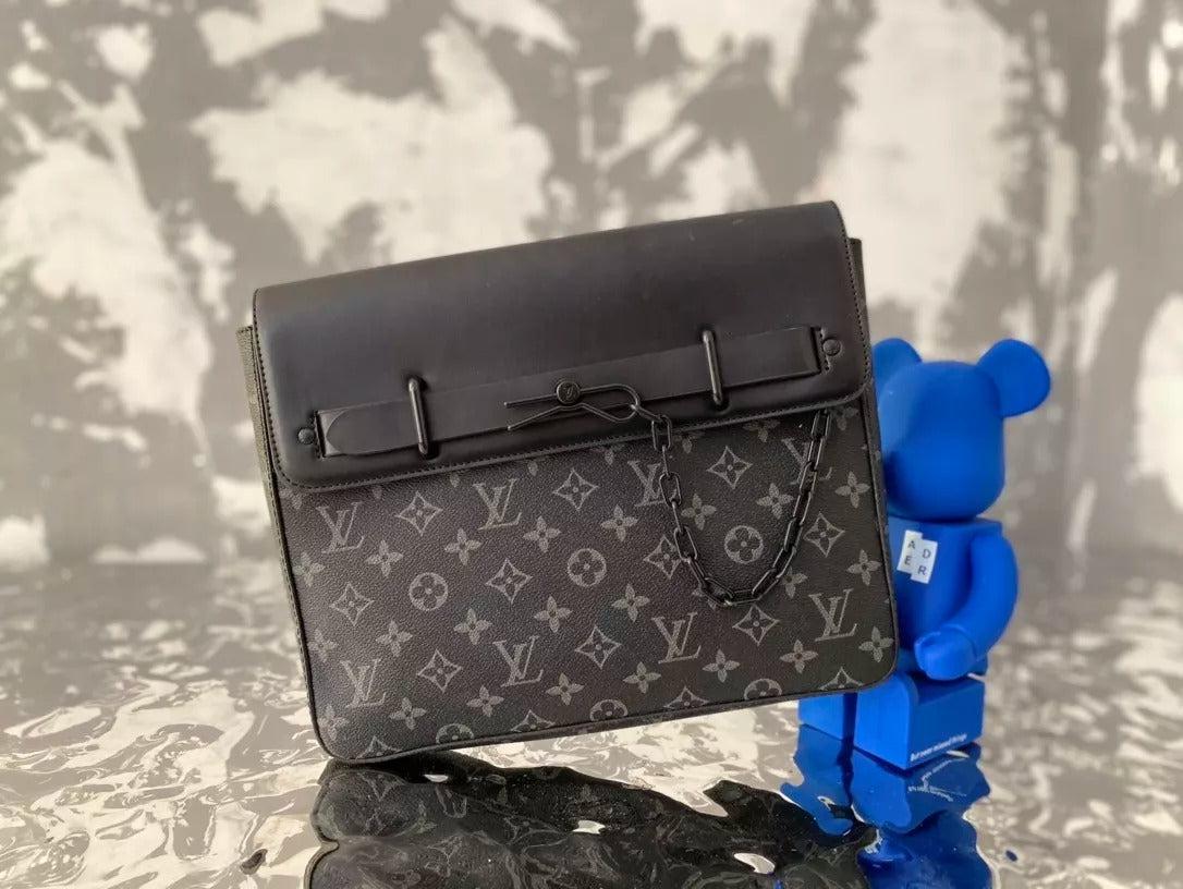 LOUIS VUITTON 31 X 26 CM MEN’S PURSE. IPAD BAG