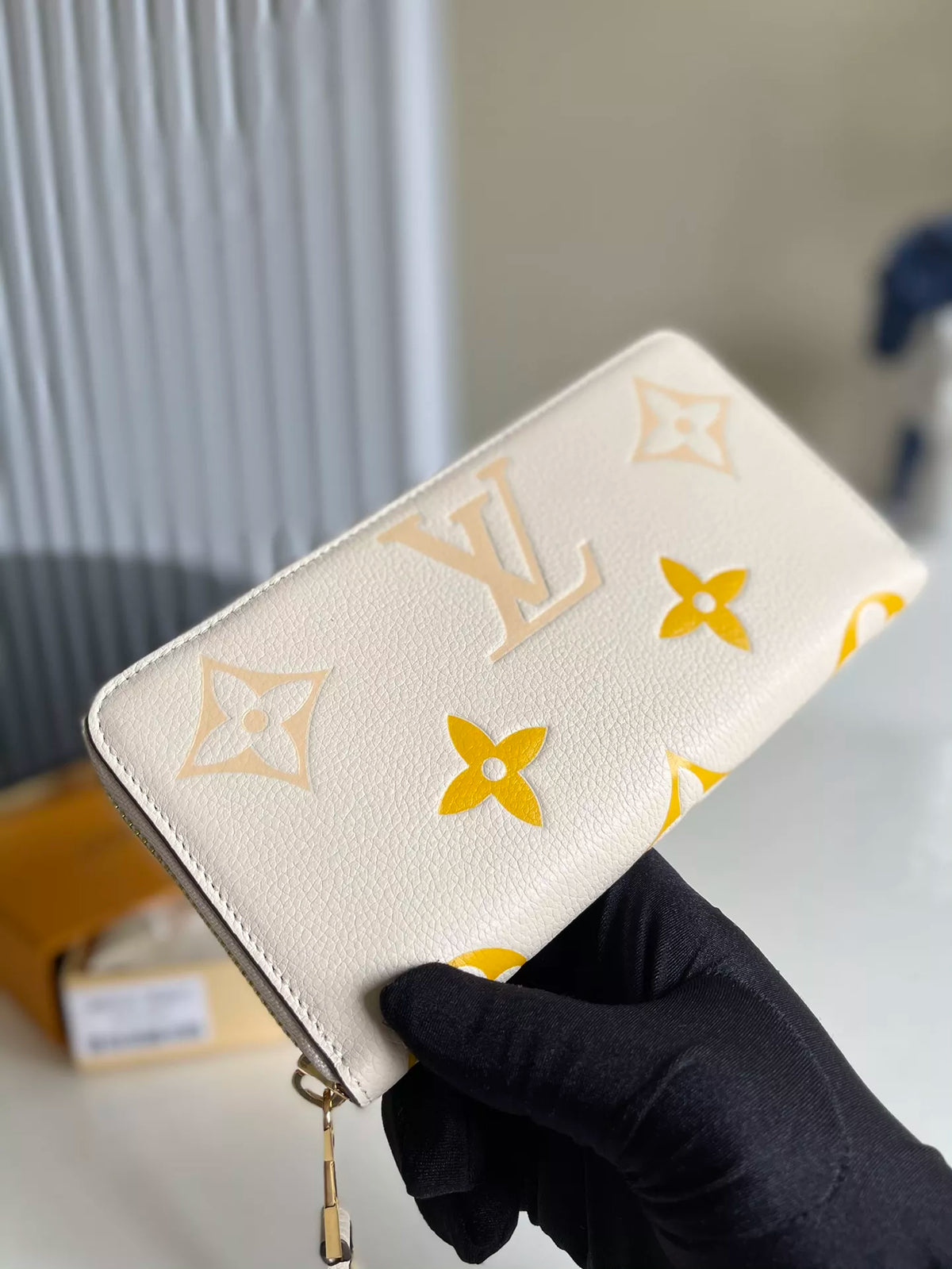 LOUIS VUITTON 19.5X10.5X2.5CM BY THE POOL