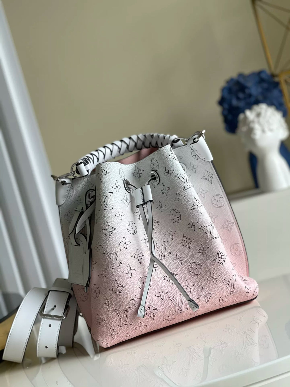 LOUIS VUITTON 25.0 X 25.0 X 20.0 CM BY THE POOL MURIA