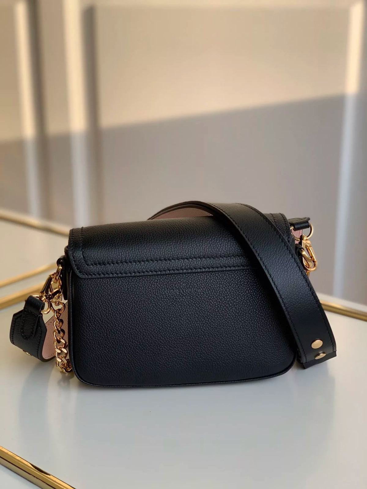 LOUIS VUITTON 19 X 13 X 8CM LOCKME TENDER