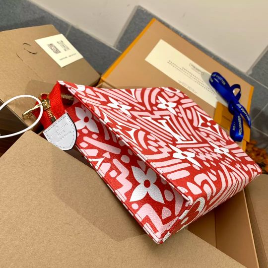 LOUIS VUITTON 25.0 X 20.0 X 5.5 CM RED CRAFTY MONOGRAM GIANT