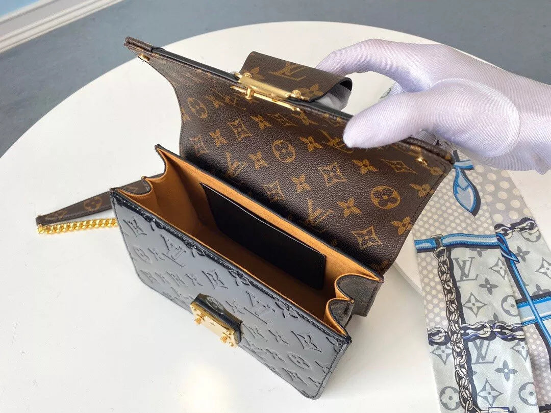 LOUIS VUITTON 21.0 X 14.0 X 9.0 CM WYNWOOD HANDBAG, MONOGRAM VERNIS PATENT LEATHER + MONOGRAM CANVAS