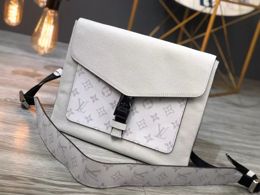 LOUIS VUITTON 28×22×3CM OUTDOOR FLAP