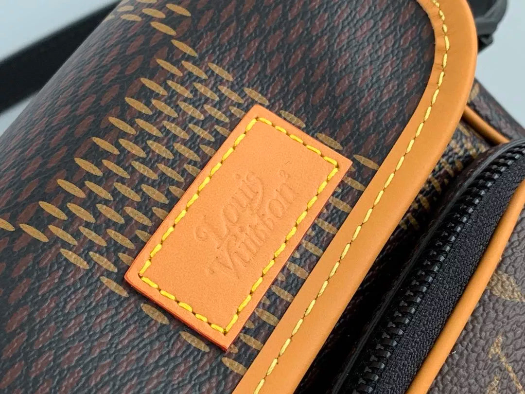 LOUIS VUITTON 13*18*8CM POCKET BAG