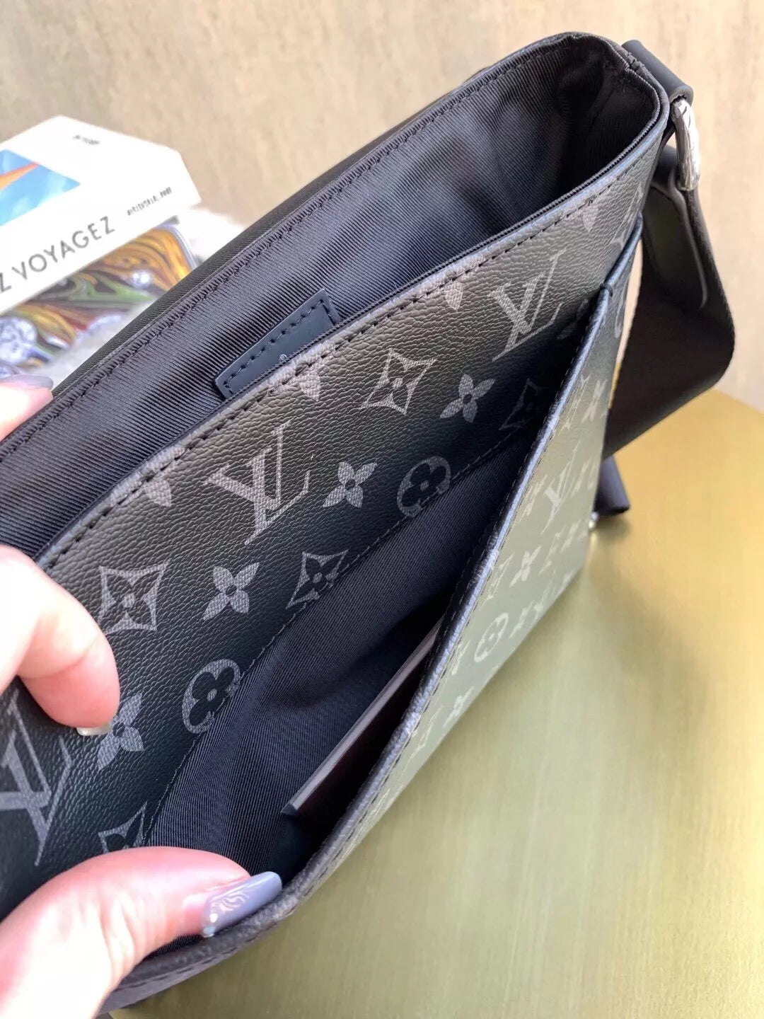 LOUIS VUITTON 25*20*7CM DISTRICT PM