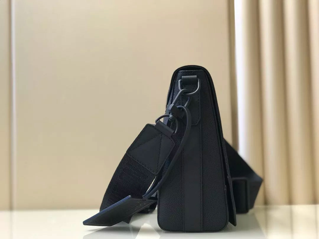 LOUIS VUITTON 30.5*24*10CM AEROGRAM POSTMAN BAG, BLACK LYCHEE FULL LEATHER
