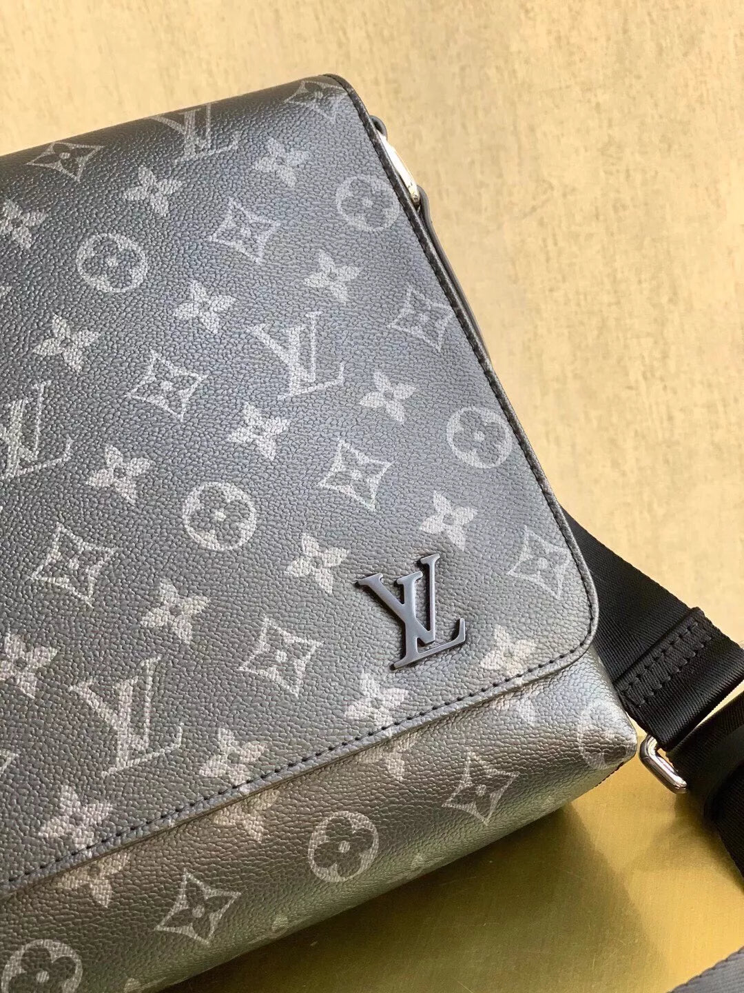 LOUIS VUITTON 25*20*7CM DISTRICT PM