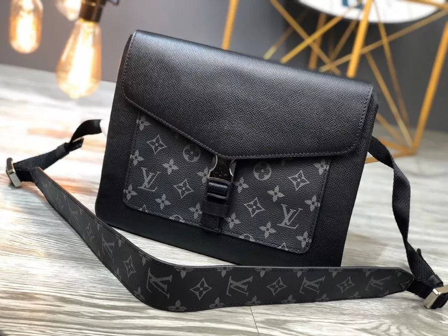 LOUIS VUITTON 28×22×3CM OUTDOOR FLAP