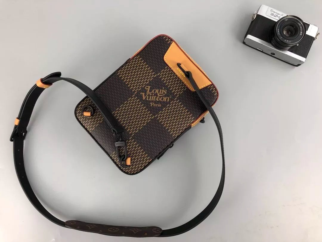 LOUIS VUITTON 10*21*5CM CATWALK CHEST BAG
