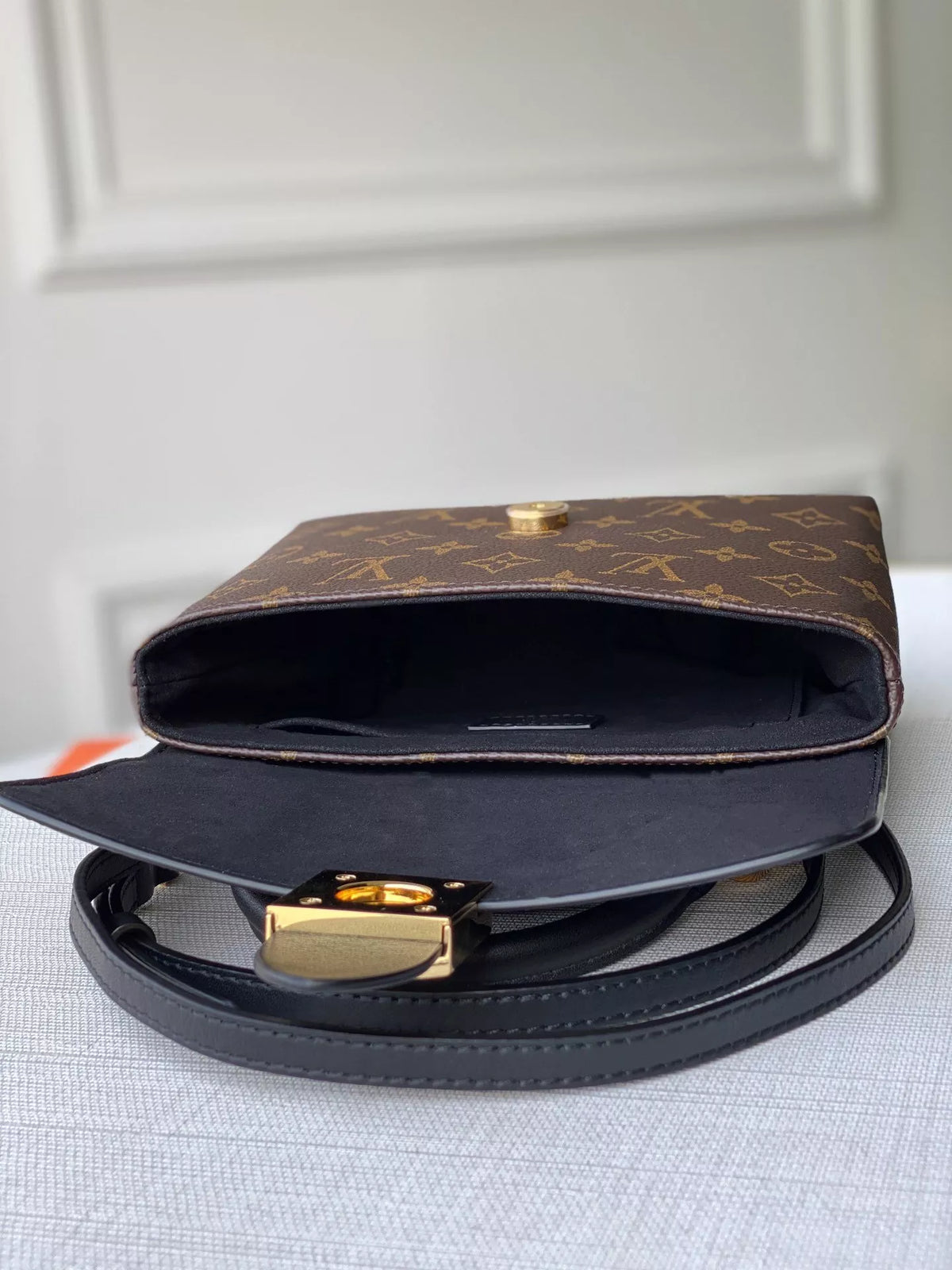 LOUIS VUITTON 21X17X8CM LOCKY