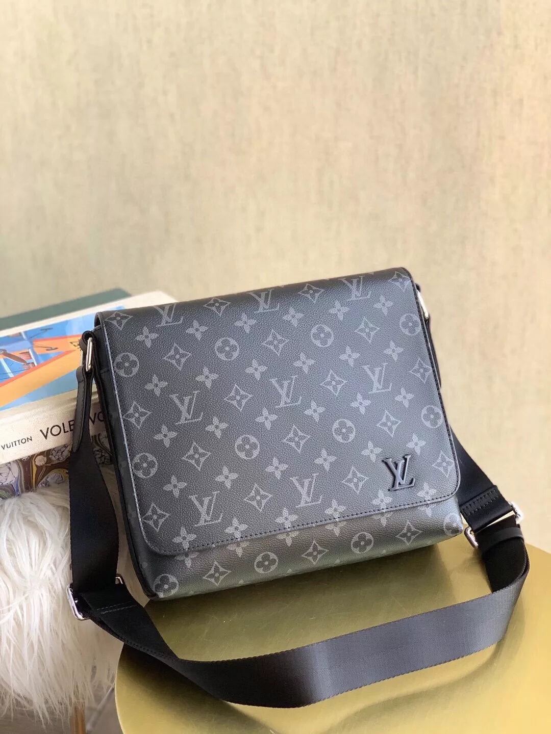 LOUIS VUITTON 25*20*7CM DISTRICT PM