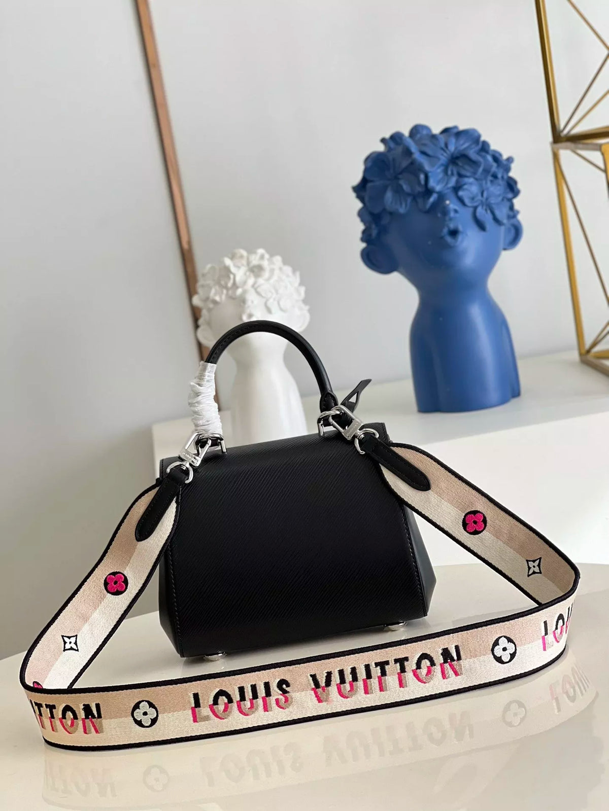 LOUIS VUITTON CLUNY HANDBAG, EPI LEATHER