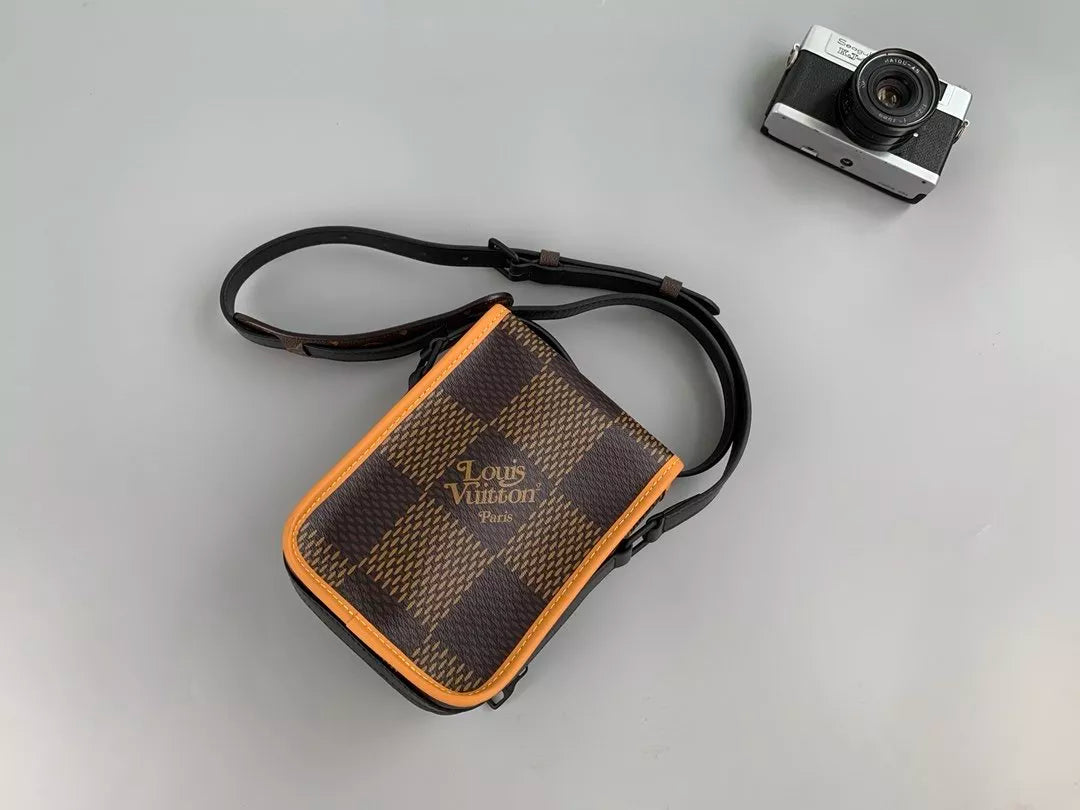 LOUIS VUITTON 13*18*8CM POCKET BAG