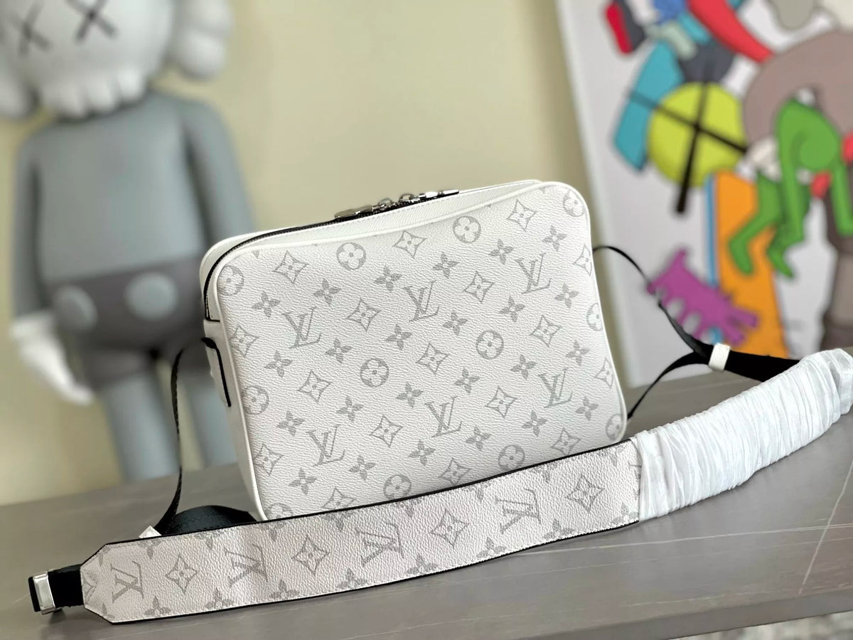 LOUIS VUITTON 29.5X20X10.5CM OUTDOOR MONOGRAM TAÏGA