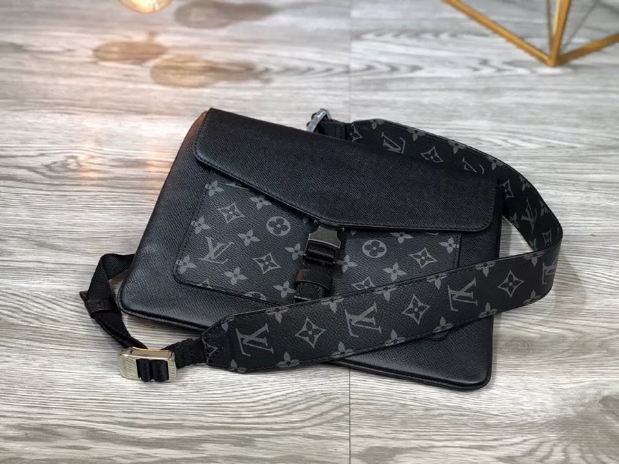 LOUIS VUITTON 28×22×3CM OUTDOOR FLAP