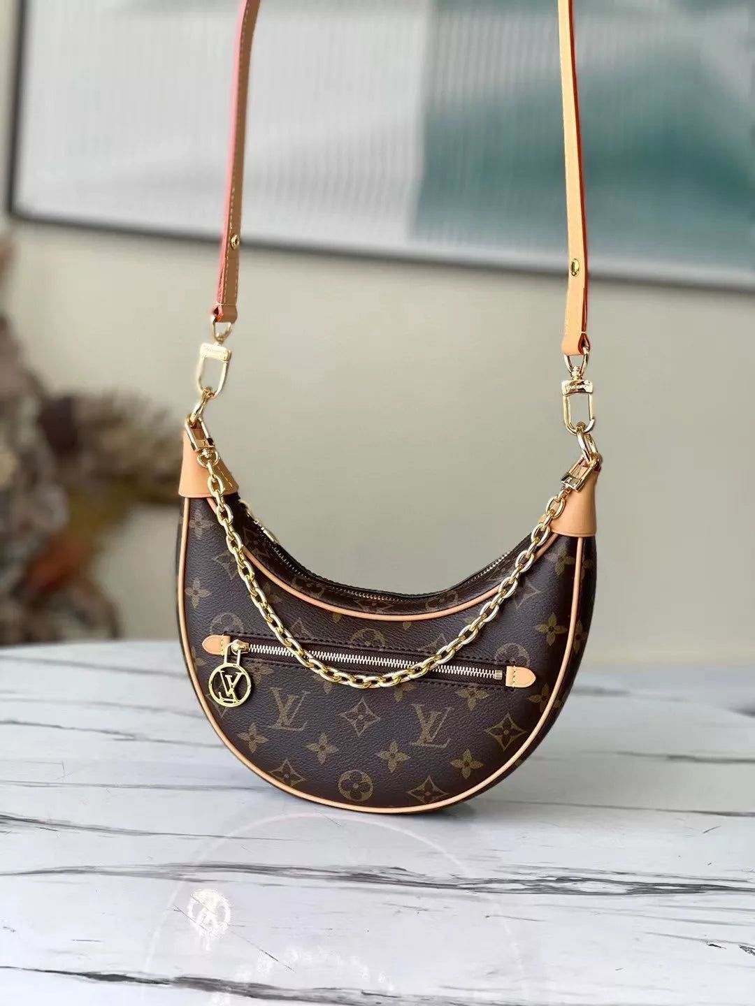 LOUIS VUITTON 23*13*6CM LOOP HALF MOON SHAPED STAFF BAG