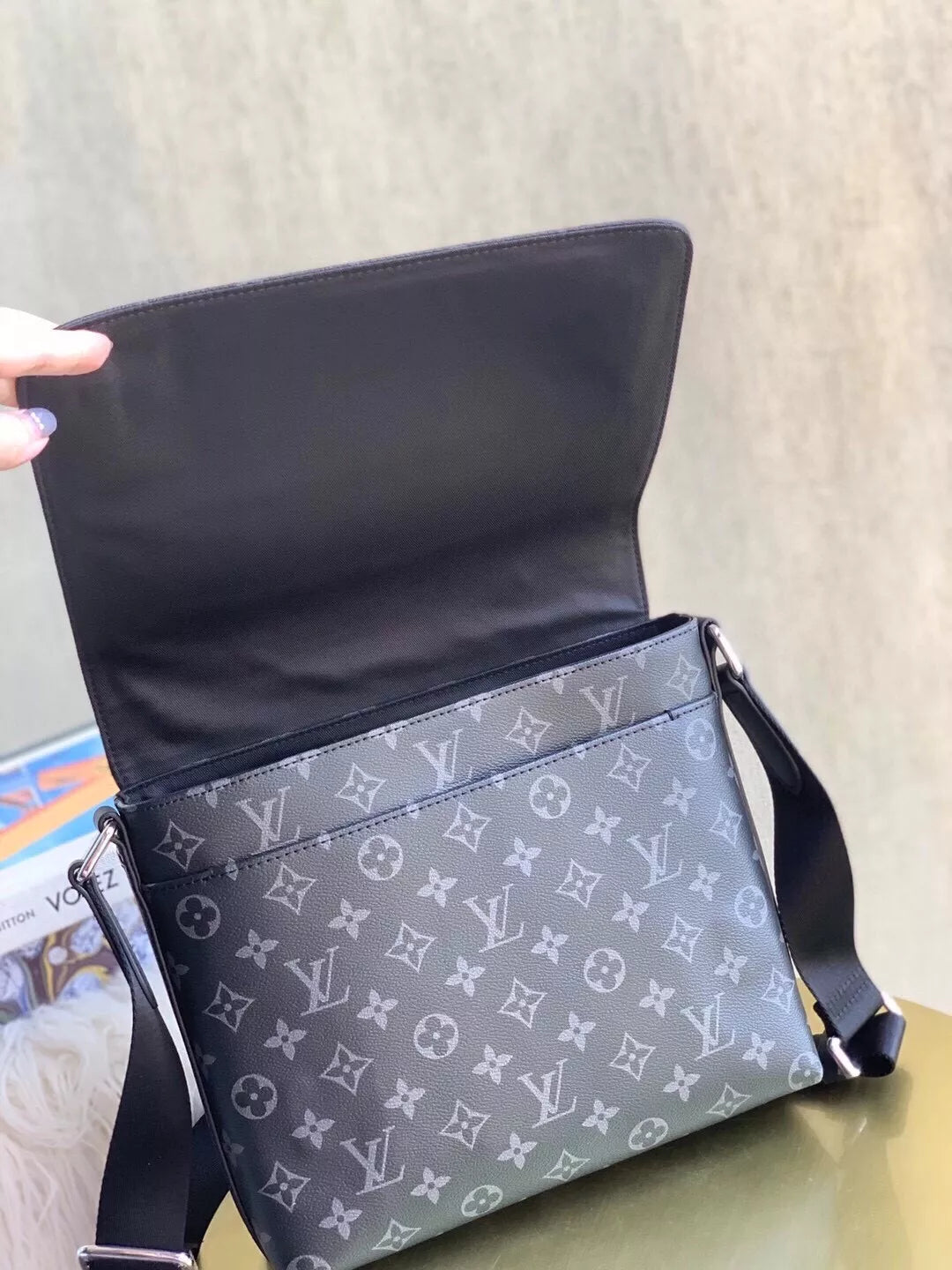 LOUIS VUITTON 25*20*7CM DISTRICT PM