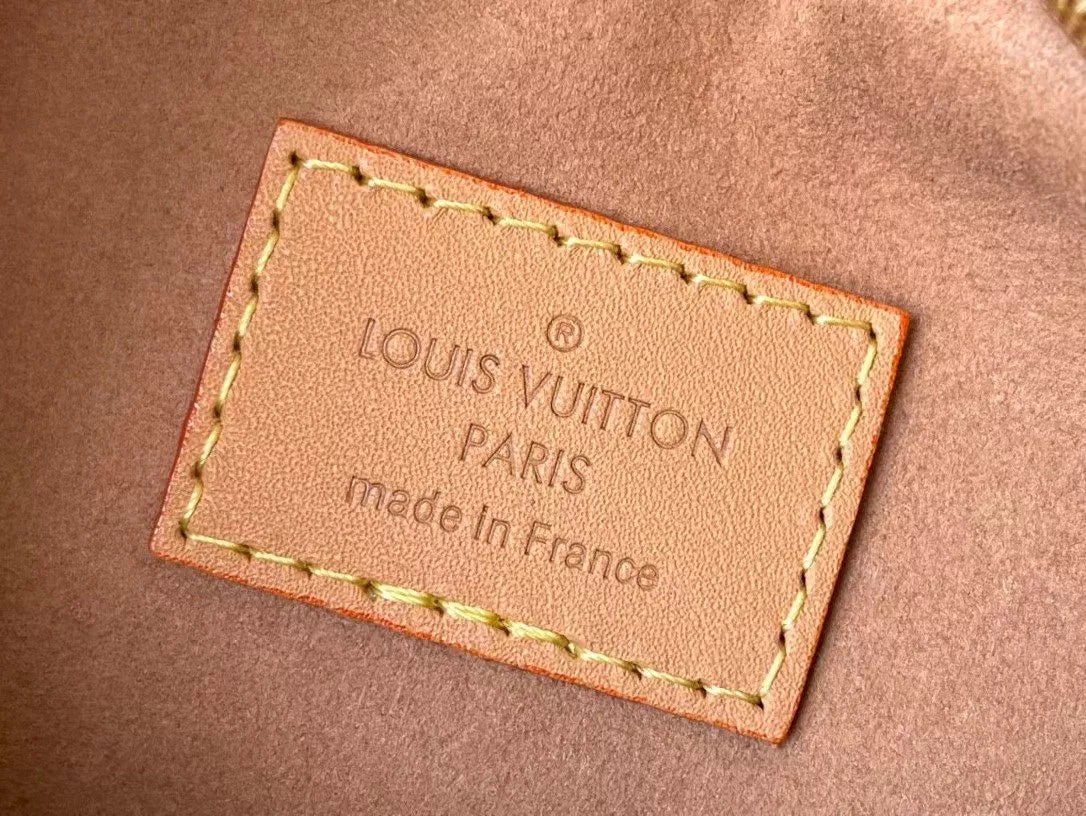 LOUIS VUITTON 23*13*6CM LOOP HALF MOON SHAPED STAFF BAG