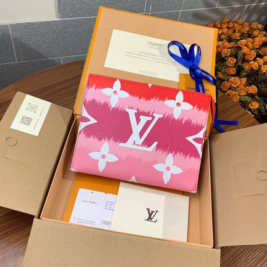 LOUIS VUITTON 25.0 X 20.0 X 5.5 CM CRAFTY MONOGRAM GIANT LV ESCALE 26