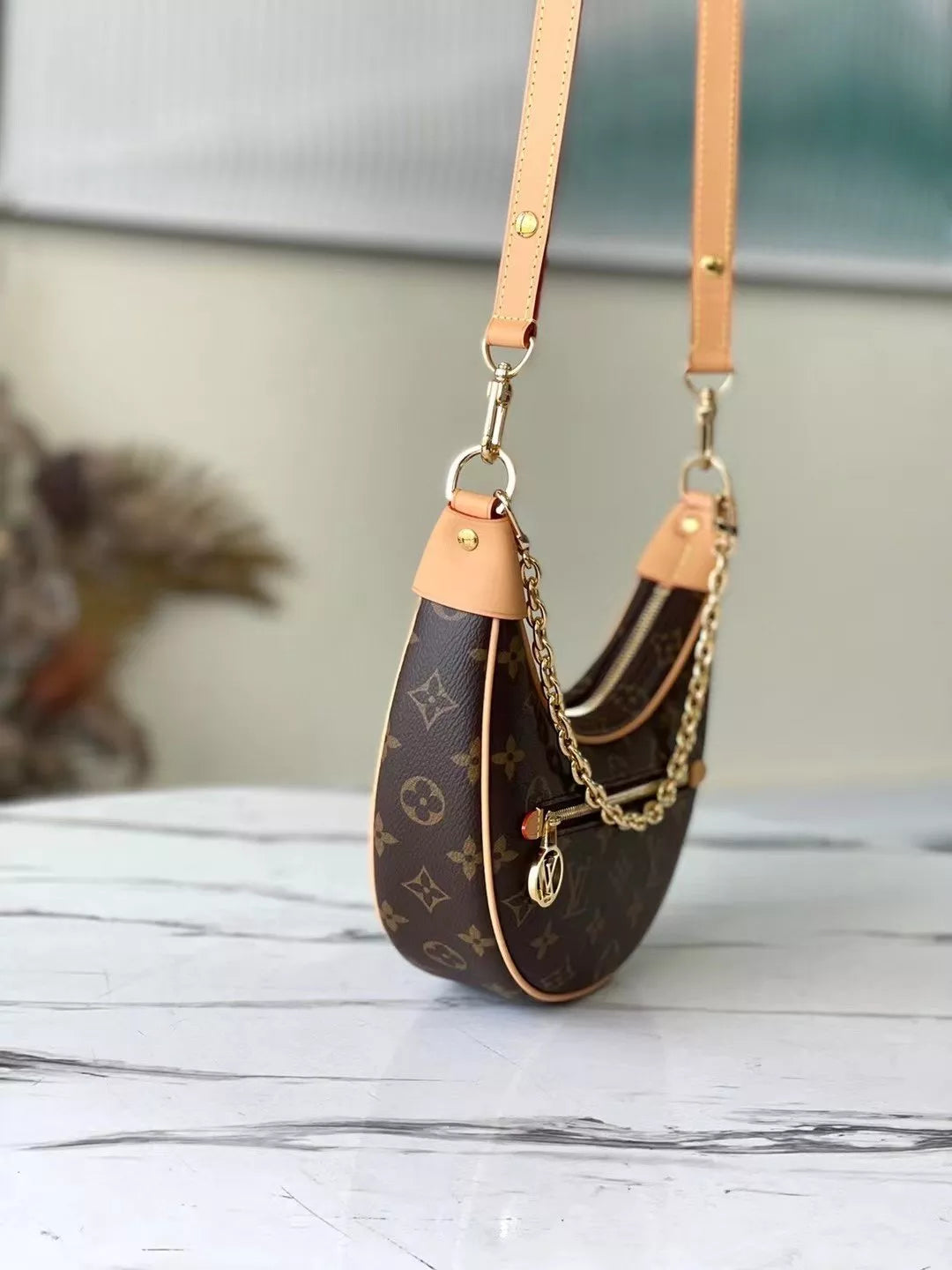 LOUIS VUITTON 23*13*6CM LOOP HALF MOON SHAPED STAFF BAG
