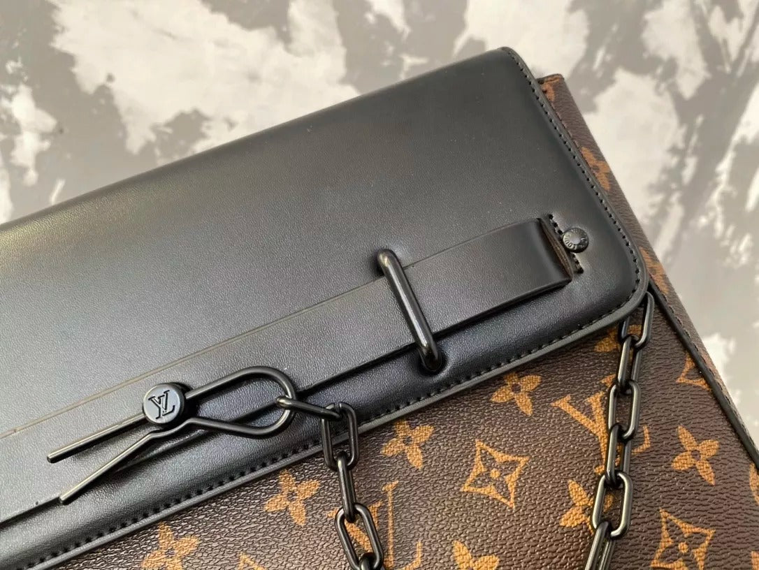 LOUIS VUITTON 31 X 26 CM MEN’S PURSE. IPAD BAG