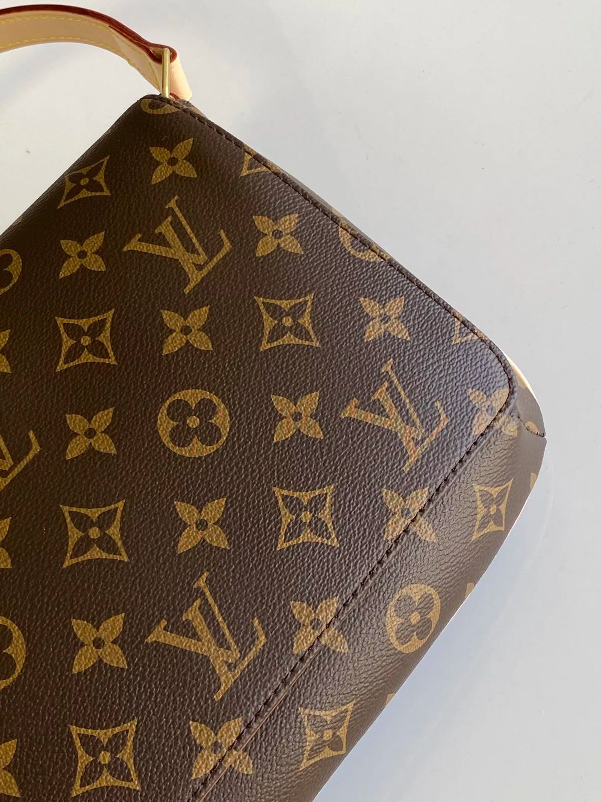 LOUIS VUITTON 25X22X4CM MEDIEVAL POSTMAN BAG
