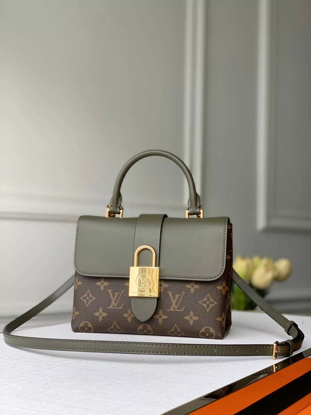 LOUIS VUITTON 21X17X8CM LOCKY
