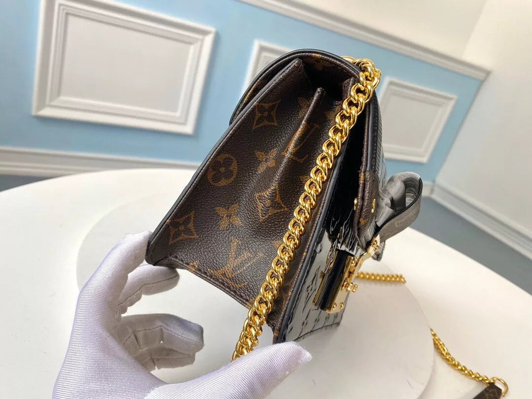 LOUIS VUITTON 21.0 X 14.0 X 9.0 CM WYNWOOD HANDBAG, MONOGRAM VERNIS PATENT LEATHER + MONOGRAM CANVAS