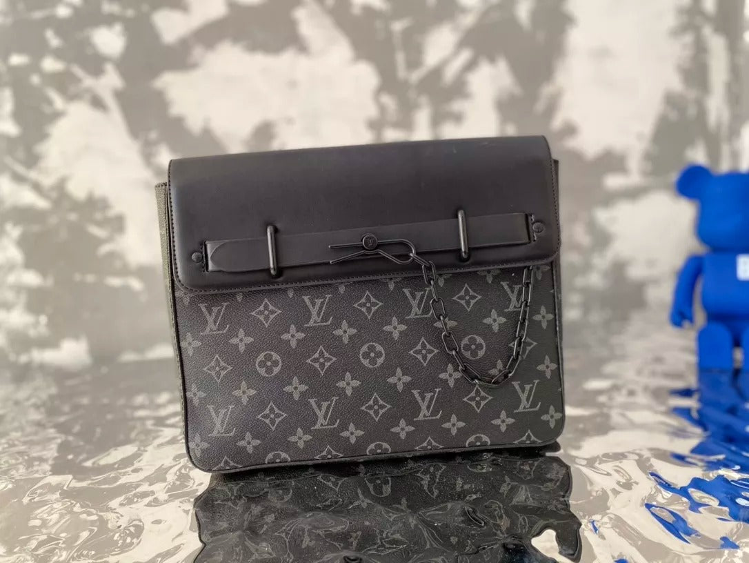 LOUIS VUITTON 31 X 26 CM MEN’S PURSE. IPAD BAG
