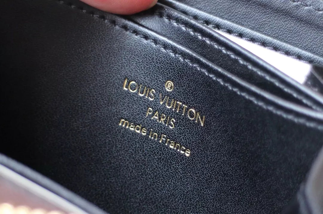 LOUIS VUITTON 11.0 x 8.5 x 2.0CM WALLET BAG
