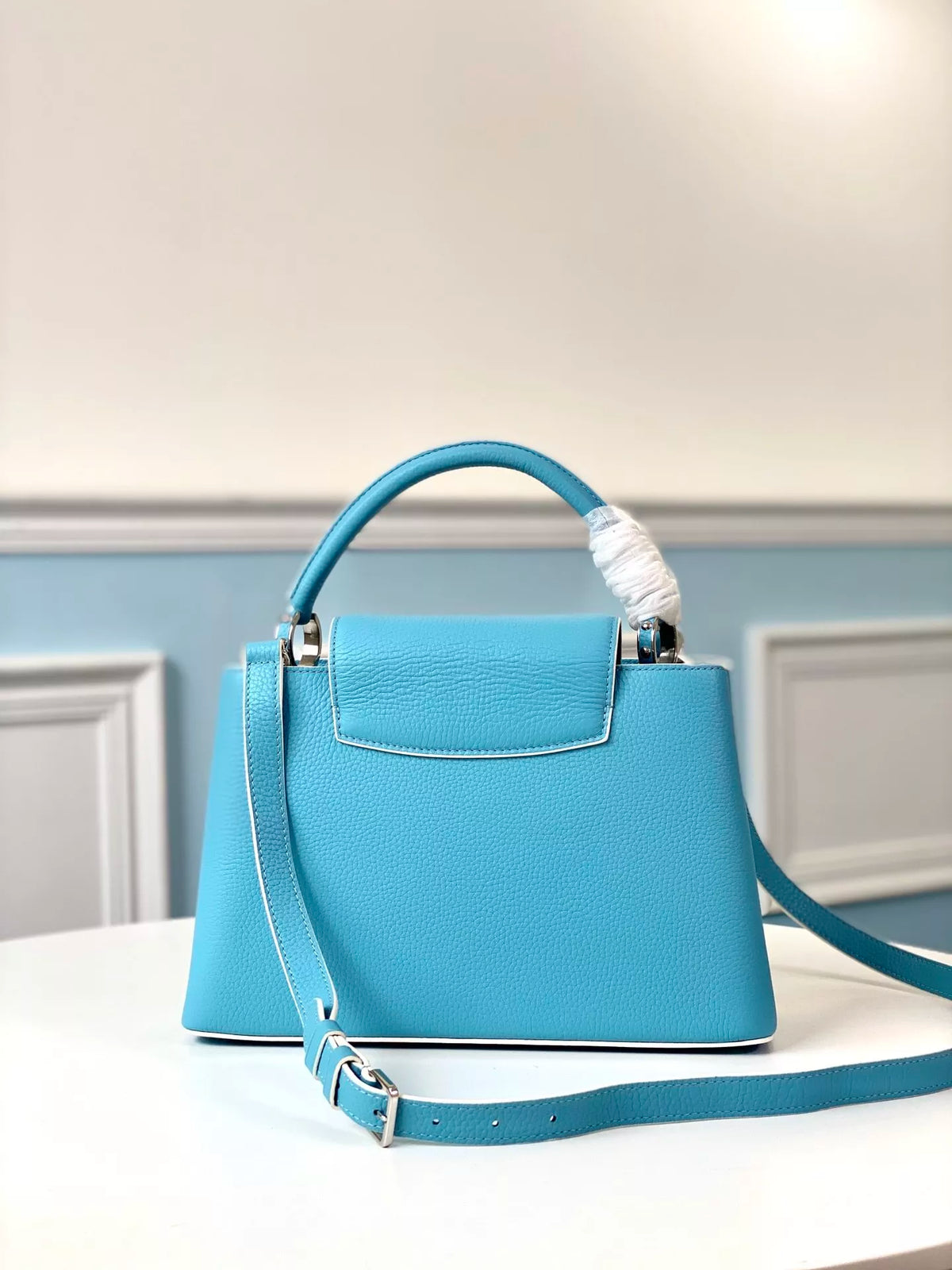 LOUIS VUITTON 27/31 CAPUCINES HANDBAG