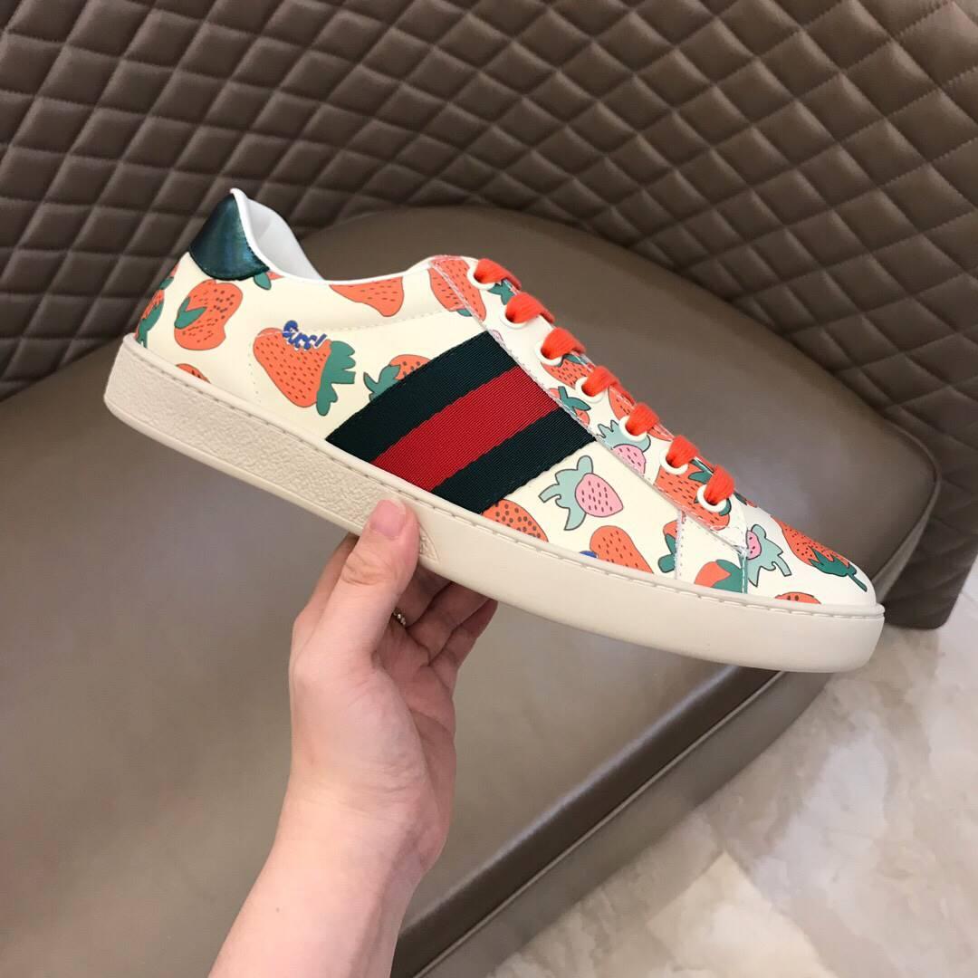 GUCCI ACE LEATHER SNEAKER WITH GUCCI STRAWBERRY PRINT