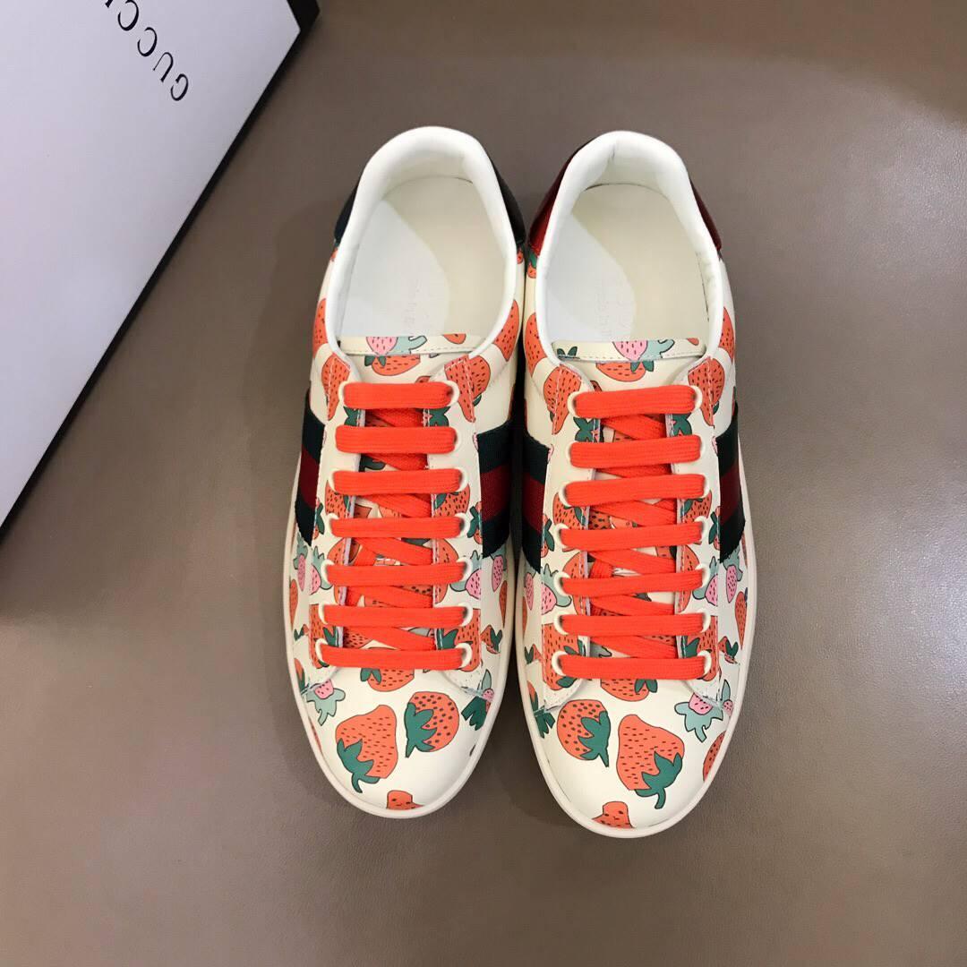 GUCCI ACE LEATHER SNEAKER WITH GUCCI STRAWBERRY PRINT