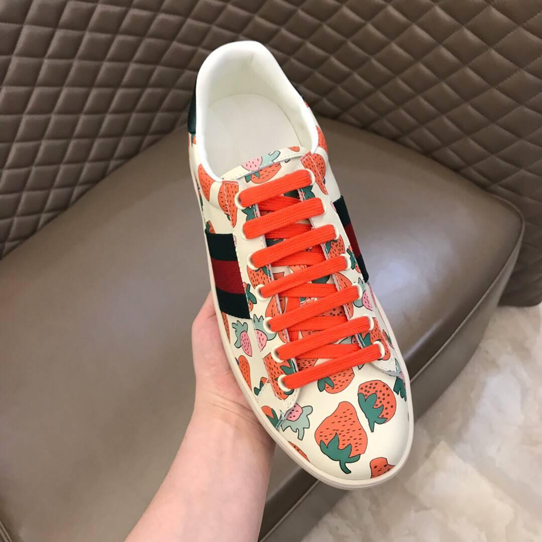 GUCCI ACE LEATHER SNEAKER WITH GUCCI STRAWBERRY PRINT