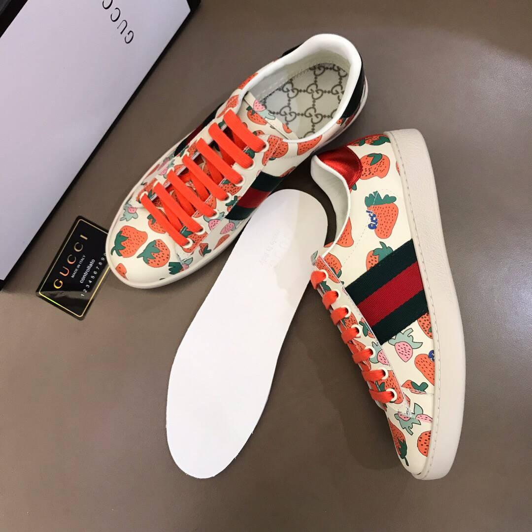 GUCCI ACE LEATHER SNEAKER WITH GUCCI STRAWBERRY PRINT
